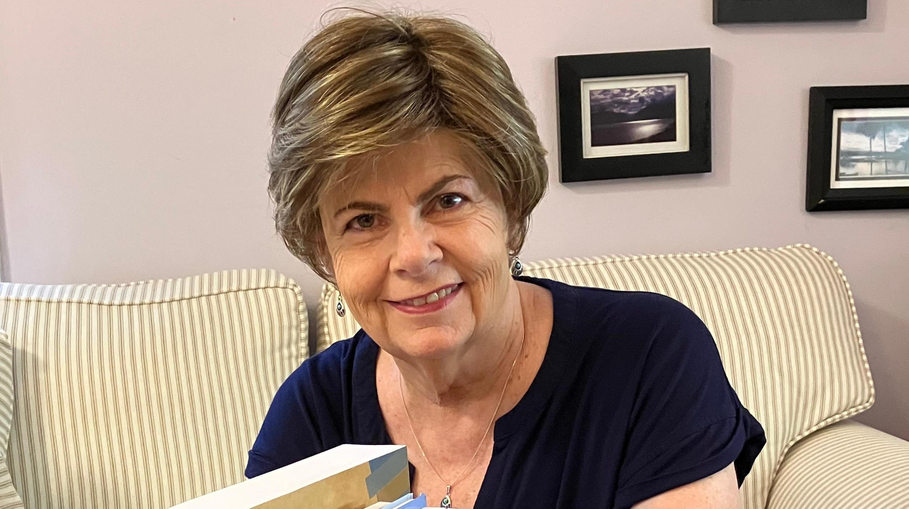 凯西史密斯是一位兼职教授，她为参加SAGE项目的高年级学生开设了一门回忆录写作课程。